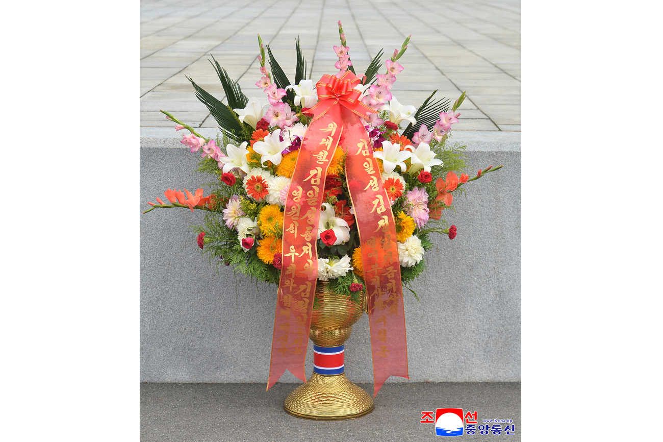 위대한 수령 김일성동지와 위대한 령도자 김정일동지의 동상에 외국의 단체와 김일성김정일기금리사회 성원들이 꽃바구니를 보내여왔다