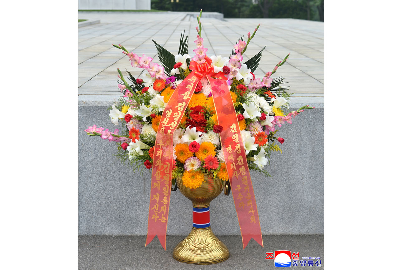위대한 수령 김일성동지와 위대한 령도자 김정일동지의 동상에 외국의 단체와 김일성김정일기금리사회 성원들이 꽃바구니를 보내여왔다