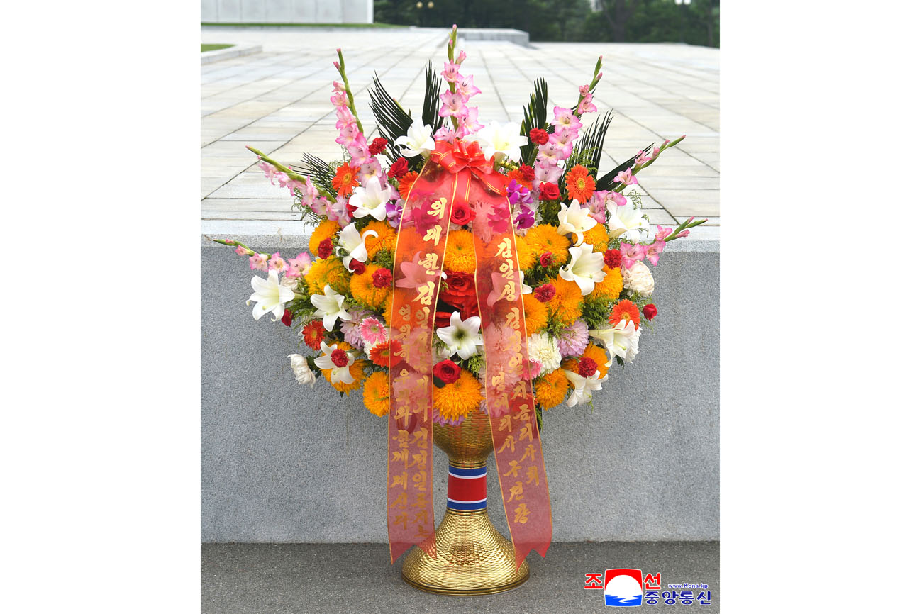위대한 수령 김일성동지와 위대한 령도자 김정일동지의 동상에 외국의 단체와 김일성김정일기금리사회 성원들이 꽃바구니를 보내여왔다