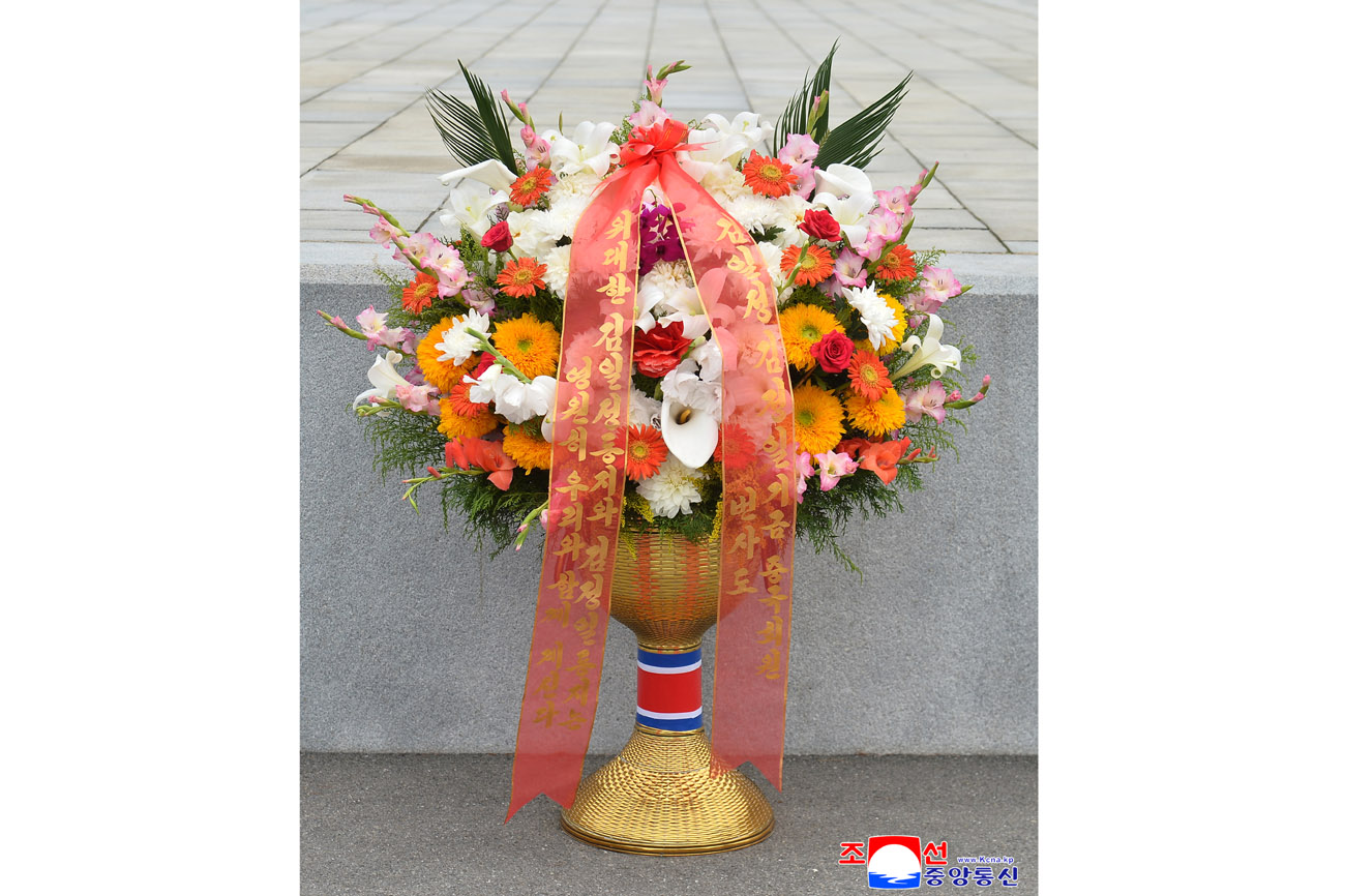 위대한 수령 김일성동지와 위대한 령도자 김정일동지의 동상에 외국의 단체와 김일성김정일기금리사회 성원들이 꽃바구니를 보내여왔다