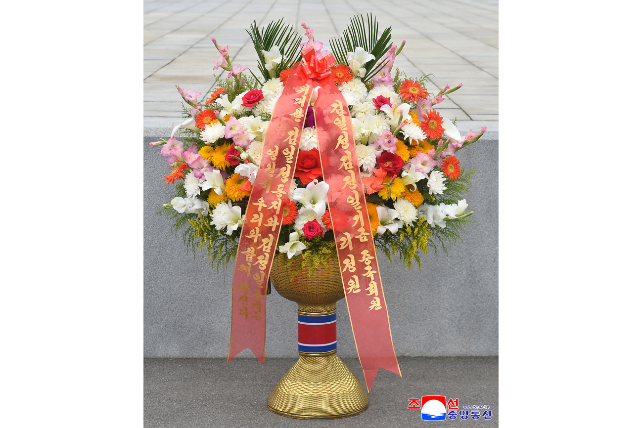 위대한 수령 김일성동지와 위대한 령도자 김정일동지의 동상에 외국의 단체와 김일성김정일기금리사회 성원들이 꽃바구니를 보내여왔다