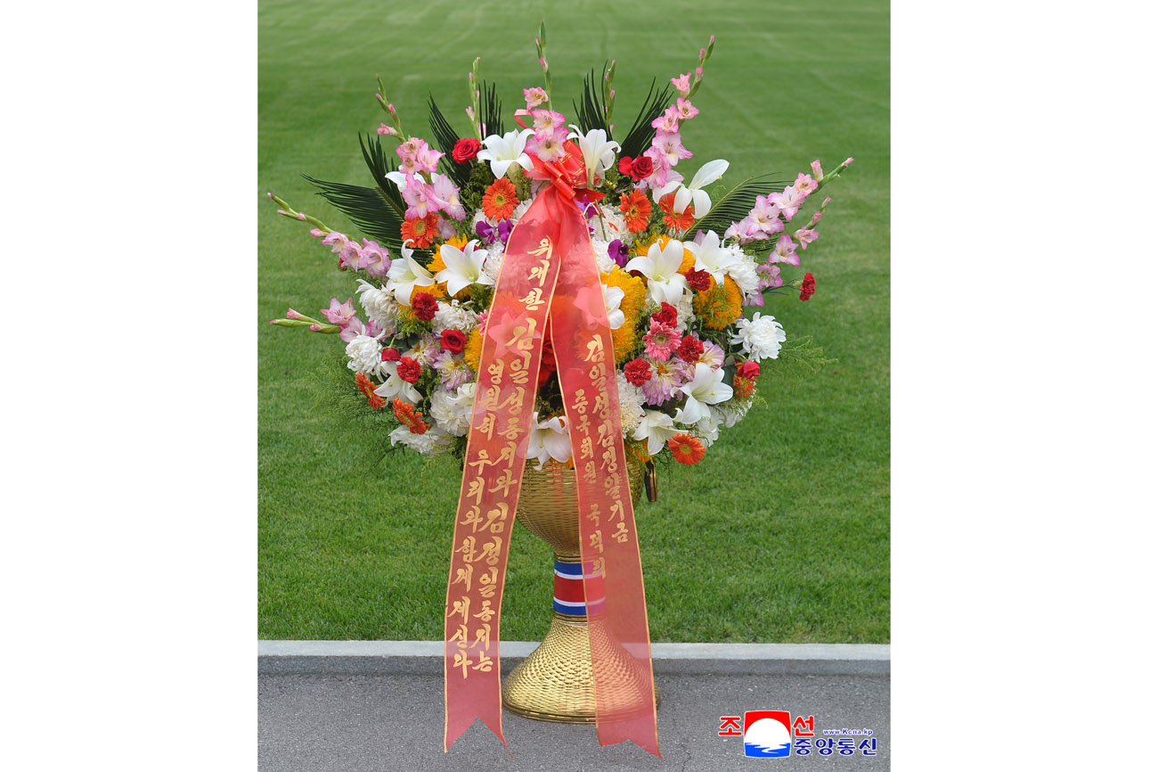 위대한 수령 김일성동지와 위대한 령도자 김정일동지의 동상에 외국의 단체와 김일성김정일기금리사회 성원들이 꽃바구니를 보내여왔다