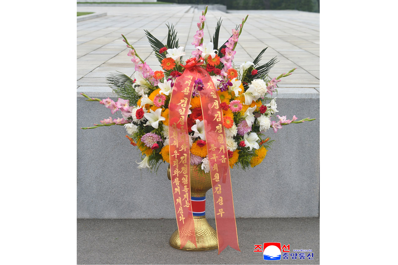 위대한 수령 김일성동지와 위대한 령도자 김정일동지의 동상에 외국의 단체와 김일성김정일기금리사회 성원들이 꽃바구니를 보내여왔다