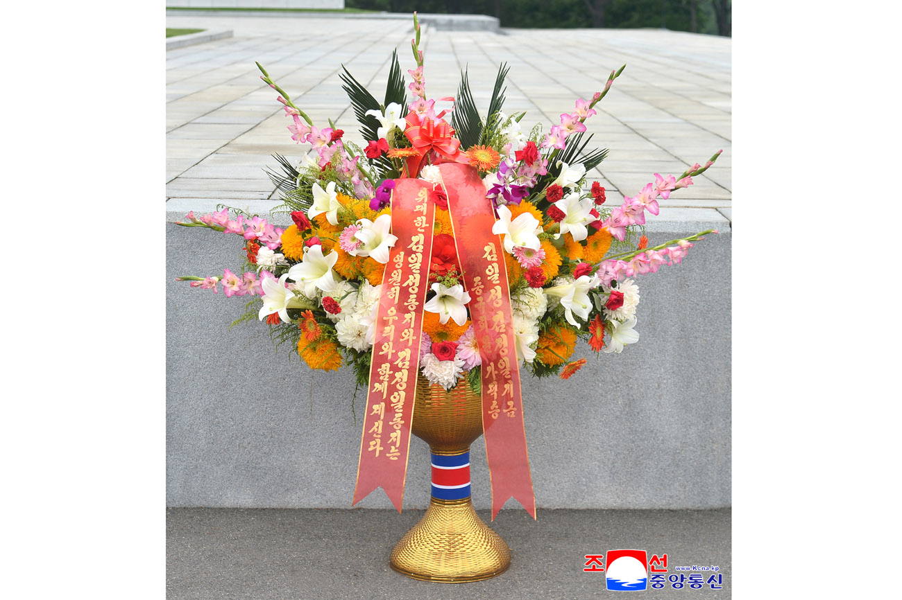 위대한 수령 김일성동지와 위대한 령도자 김정일동지의 동상에 외국의 단체와 김일성김정일기금리사회 성원들이 꽃바구니를 보내여왔다
