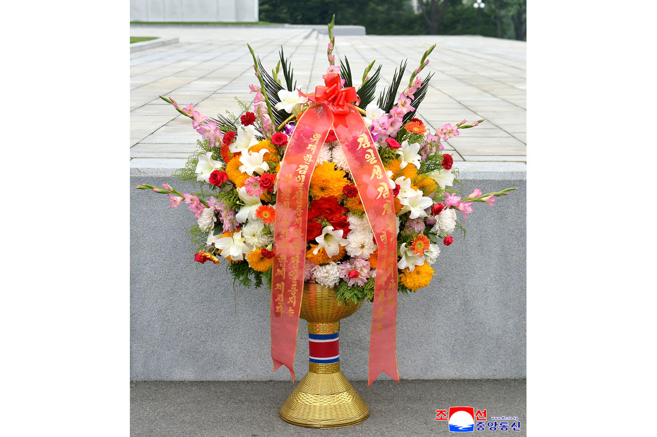 위대한 수령 김일성동지와 위대한 령도자 김정일동지의 동상에 외국의 단체와 김일성김정일기금리사회 성원들이 꽃바구니를 보내여왔다