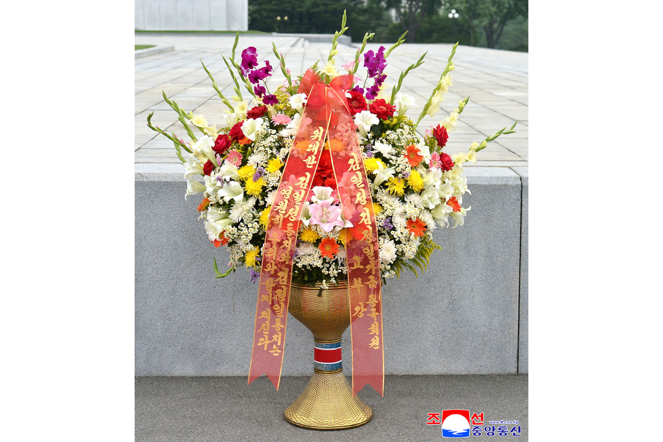 위대한 수령 김일성동지와 위대한 령도자 김정일동지의 동상에 외국의 단체와 김일성김정일기금리사회 성원들이 꽃바구니를 보내여왔다