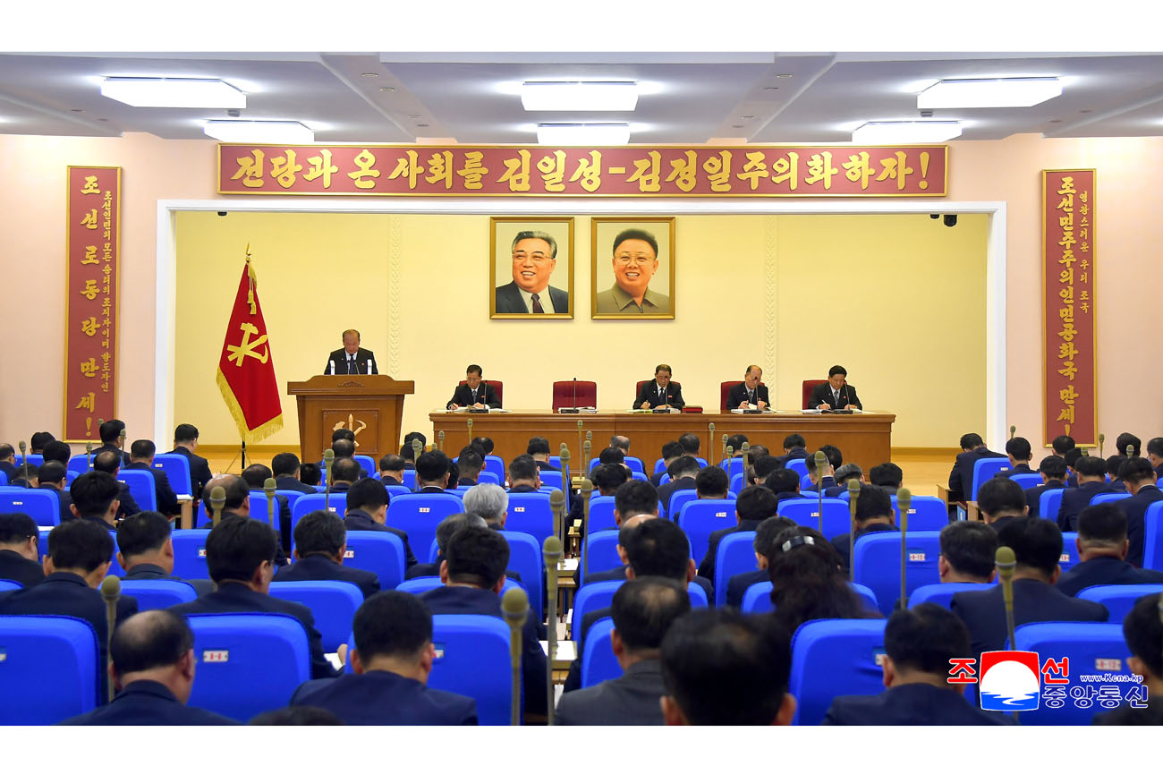 당중앙위원회 제8기 제12차전원회의 결정관철을 위한 내각당위원회 전원회의 확대회의 진행