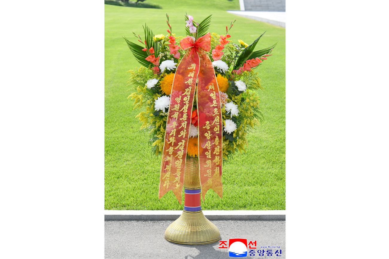 위대한 수령 김일성동지와 위대한 령도자 김정일동지의 동상에 해외동포조직, 단체들이 꽃바구니를 보내여왔다