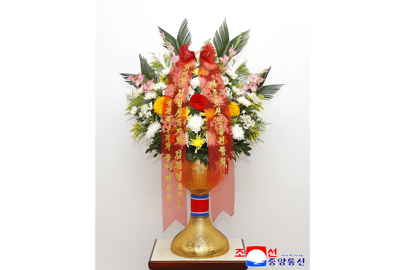 위대한 수령 김일성동지와 위대한 령도자 김정일동지의 동상에 해외동포조직, 단체들이 꽃바구니를 보내여왔다