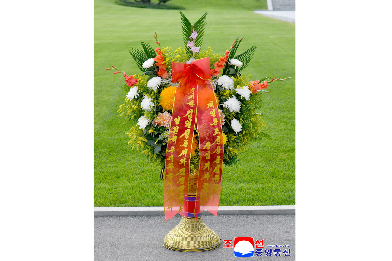 위대한 수령 김일성동지와 위대한 령도자 김정일동지의 동상에 해외동포조직, 단체들이 꽃바구니를 보내여왔다