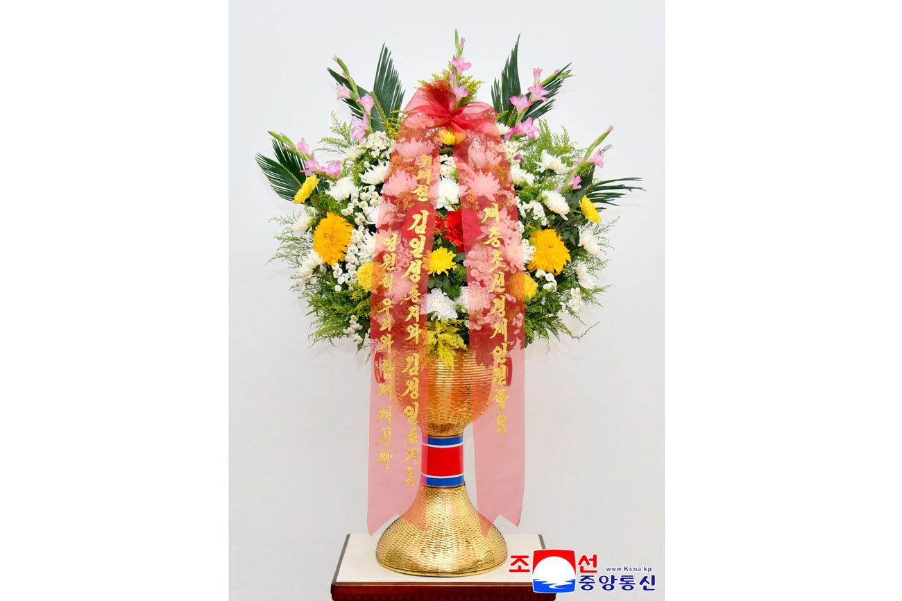 위대한 수령 김일성동지와 위대한 령도자 김정일동지의 동상에 해외동포조직, 단체들이 꽃바구니를 보내여왔다