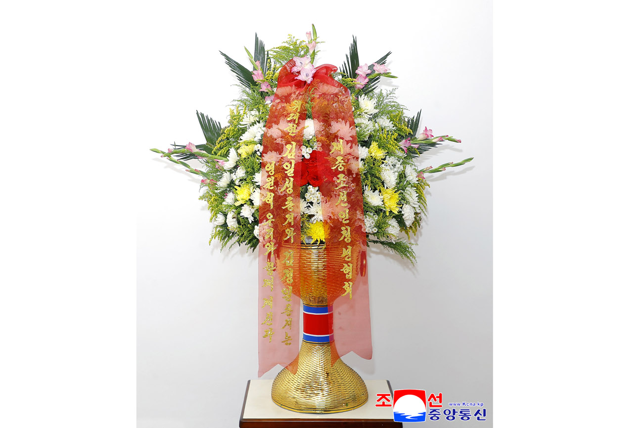 위대한 수령 김일성동지와 위대한 령도자 김정일동지의 동상에 해외동포조직, 단체들이 꽃바구니를 보내여왔다