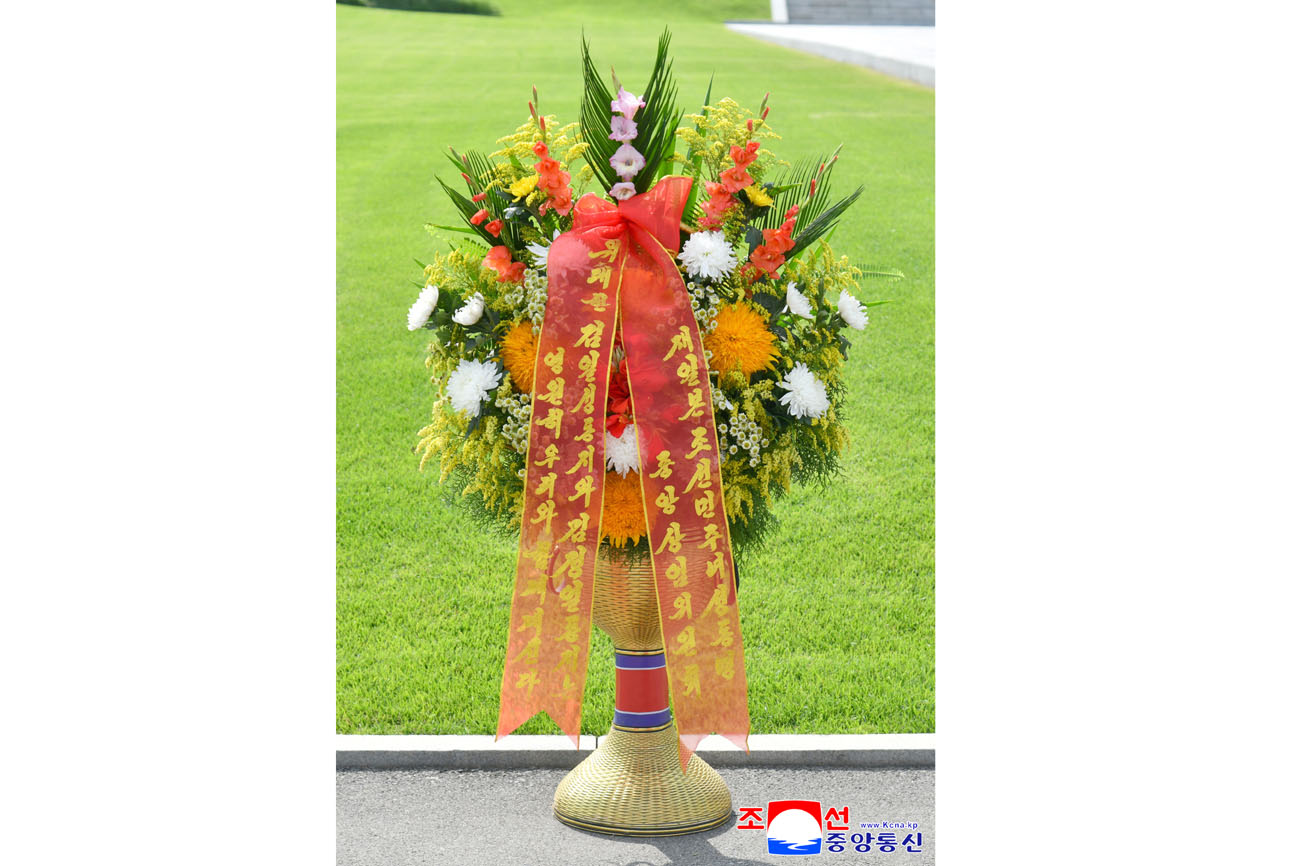 위대한 수령 김일성동지와 위대한 령도자 김정일동지의 동상에 해외동포조직, 단체들이 꽃바구니를 보내여왔다
