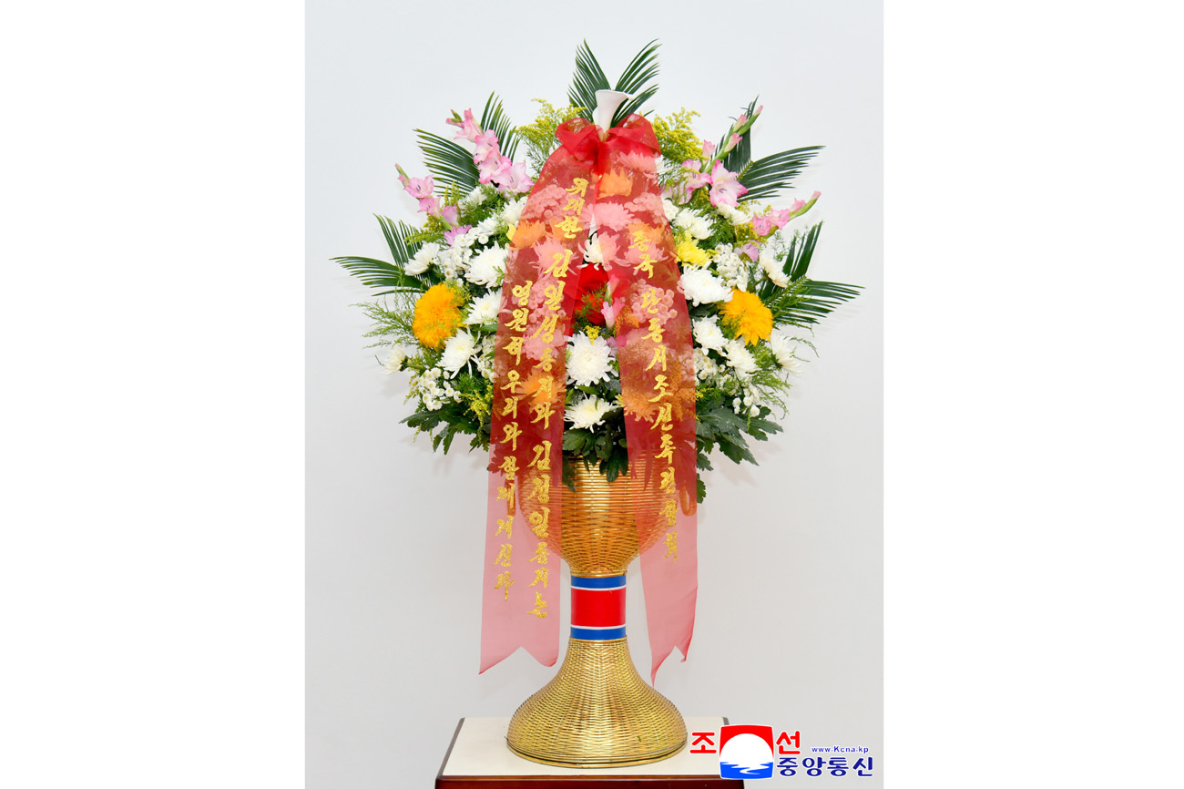 위대한 수령 김일성동지와 위대한 령도자 김정일동지의 동상에 해외동포조직, 단체들이 꽃바구니를 보내여왔다
