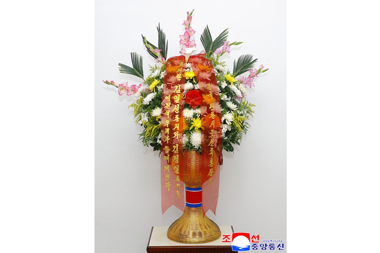 위대한 수령 김일성동지와 위대한 령도자 김정일동지의 동상에 해외동포조직, 단체들이 꽃바구니를 보내여왔다