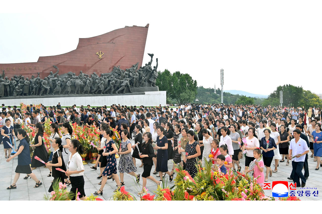 위대한 수령 김일성동지와 위대한 령도자 김정일동지의 동상에 일군들과 근로자들, 인민군장병들과 청소년학생들 꽃바구니 진정