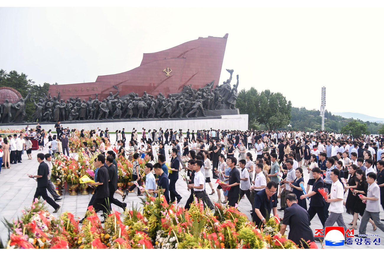 위대한 수령 김일성동지와 위대한 령도자 김정일동지의 동상에 일군들과 근로자들, 인민군장병들과 청소년학생들 꽃바구니 진정