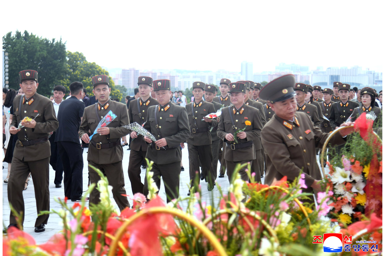 위대한 수령 김일성동지와 위대한 령도자 김정일동지의 동상에 일군들과 근로자들, 인민군장병들과 청소년학생들 꽃바구니 진정