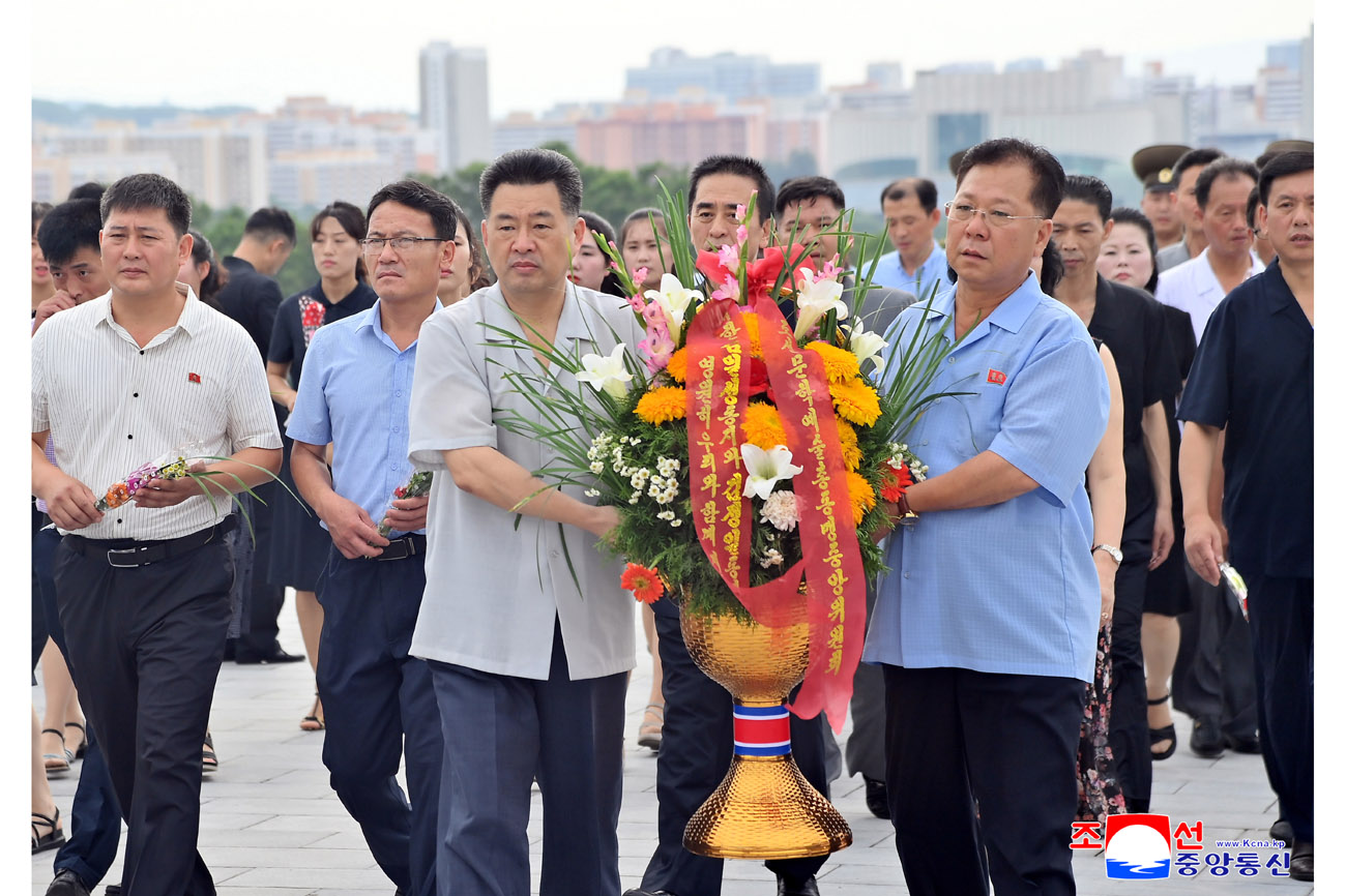 위대한 수령 김일성동지와 위대한 령도자 김정일동지의 동상에 일군들과 근로자들, 인민군장병들과 청소년학생들 꽃바구니 진정