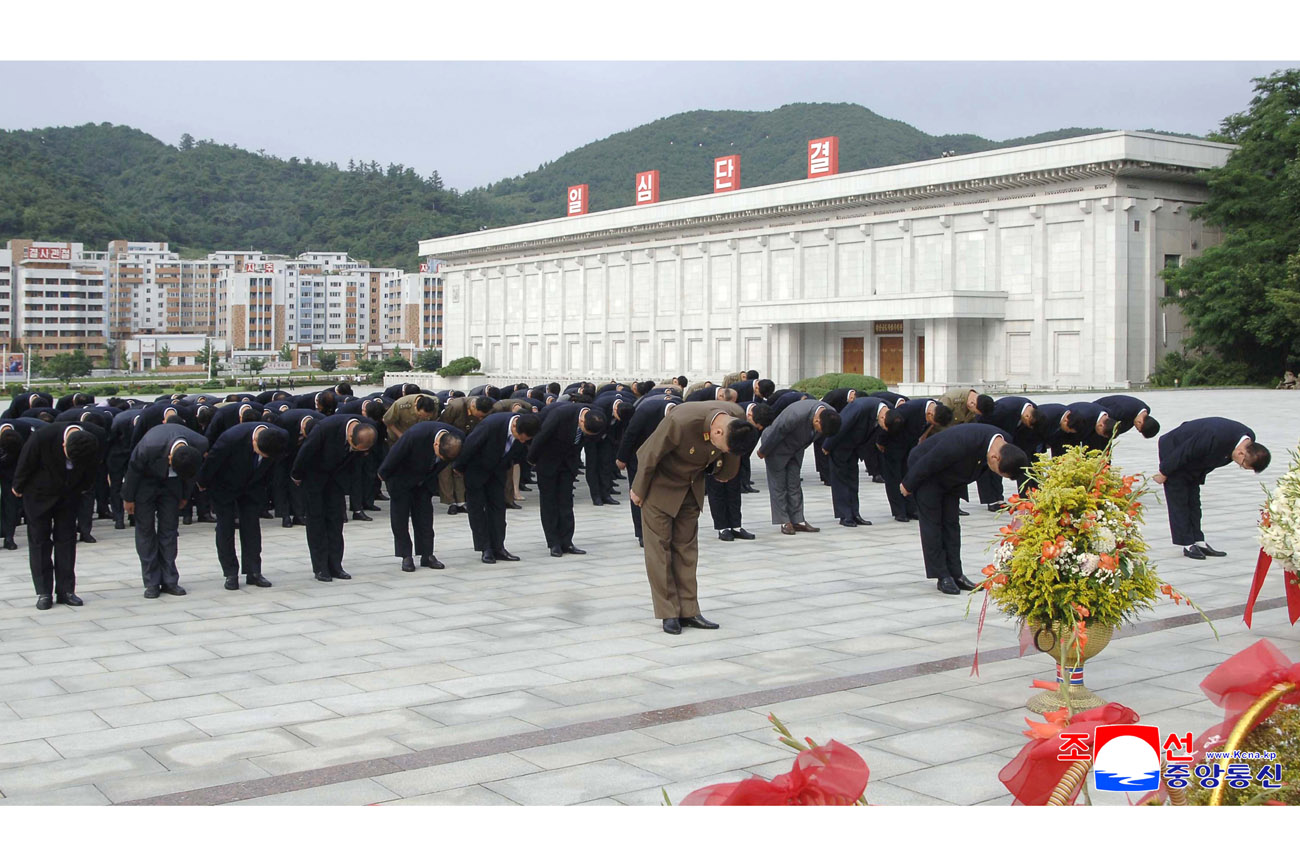 위대한 수령 김일성동지와 위대한 령도자 김정일동지의 동상에 일군들과 근로자들, 인민군장병들과 청소년학생들 꽃바구니 진정