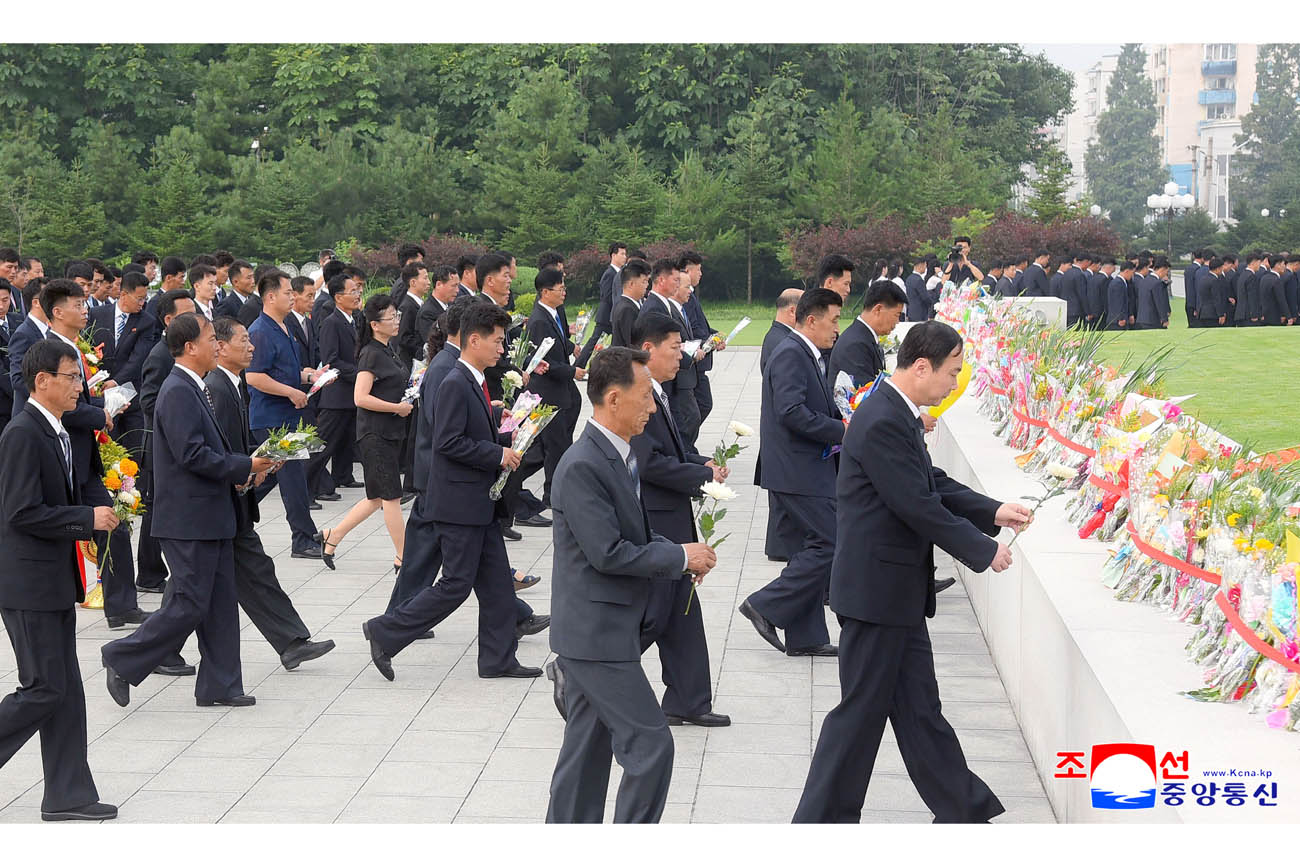 위대한 수령 김일성동지와 위대한 령도자 김정일동지의 동상에 일군들과 근로자들, 인민군장병들과 청소년학생들 꽃바구니 진정