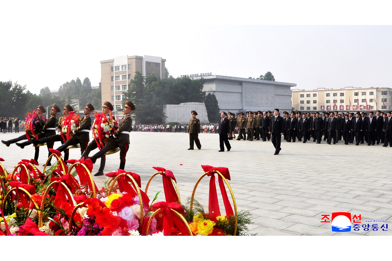 위대한 수령 김일성동지와 위대한 령도자 김정일동지의 동상에 일군들과 근로자들, 인민군장병들과 청소년학생들 꽃바구니 진정