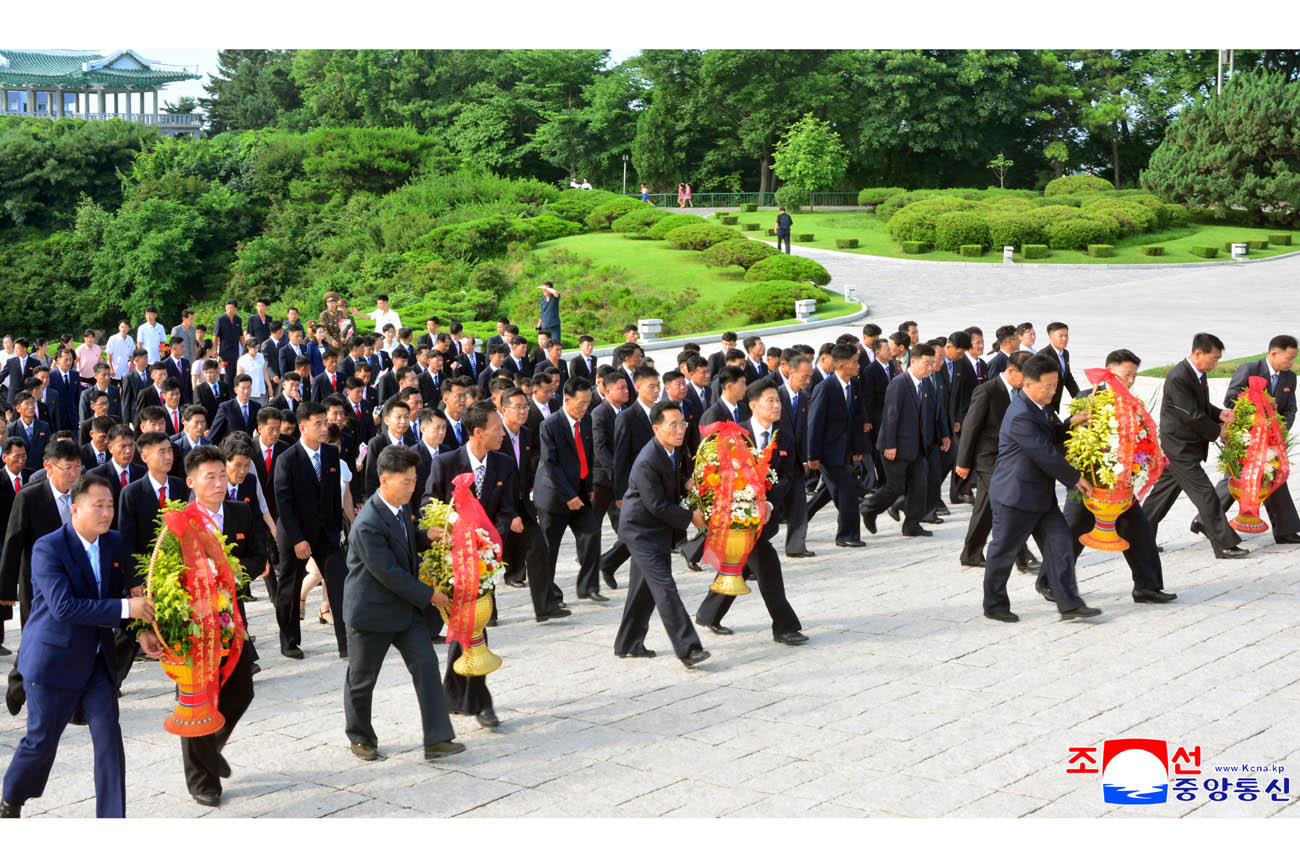 위대한 수령 김일성동지와 위대한 령도자 김정일동지의 동상에 일군들과 근로자들, 인민군장병들과 청소년학생들 꽃바구니 진정
