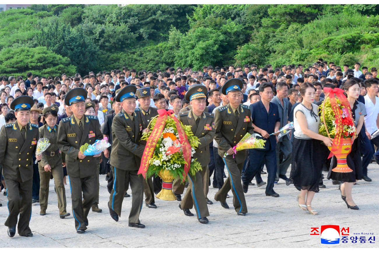 위대한 수령 김일성동지와 위대한 령도자 김정일동지의 동상에 일군들과 근로자들, 인민군장병들과 청소년학생들 꽃바구니 진정