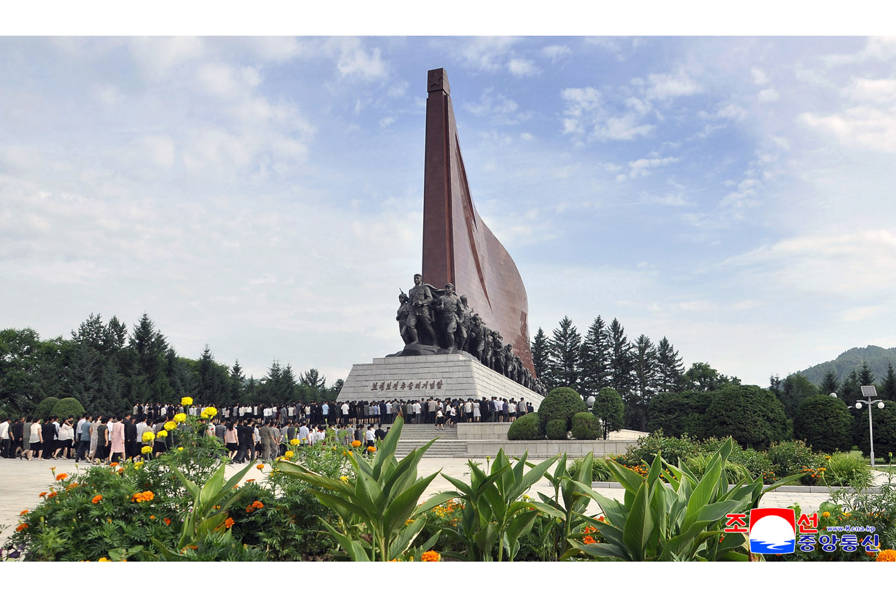 위대한 수령 김일성동지와 위대한 령도자 김정일동지의 동상에 일군들과 근로자들, 인민군장병들과 청소년학생들 꽃바구니 진정