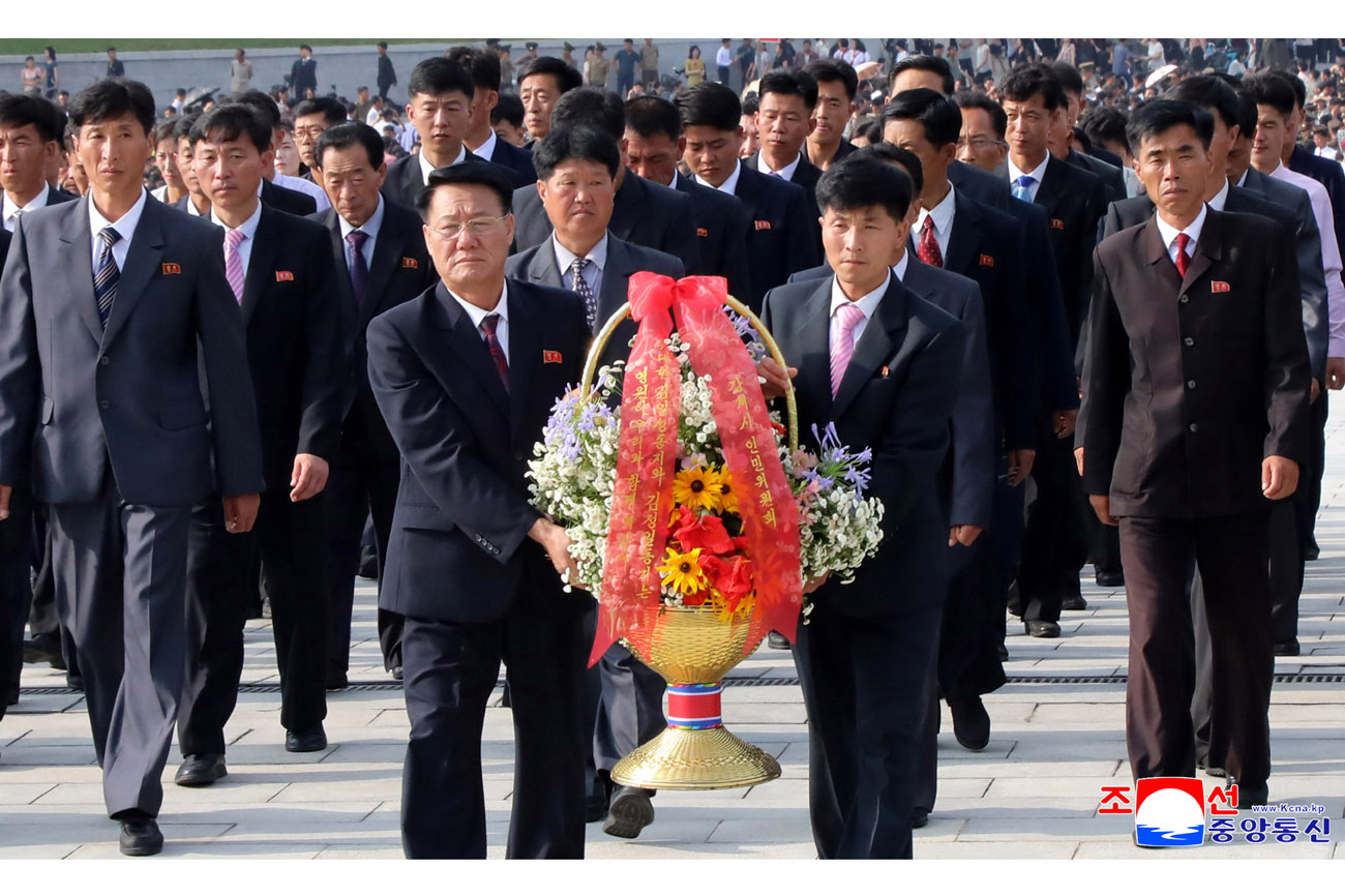 위대한 수령 김일성동지와 위대한 령도자 김정일동지의 동상에 일군들과 근로자들, 인민군장병들과 청소년학생들 꽃바구니 진정