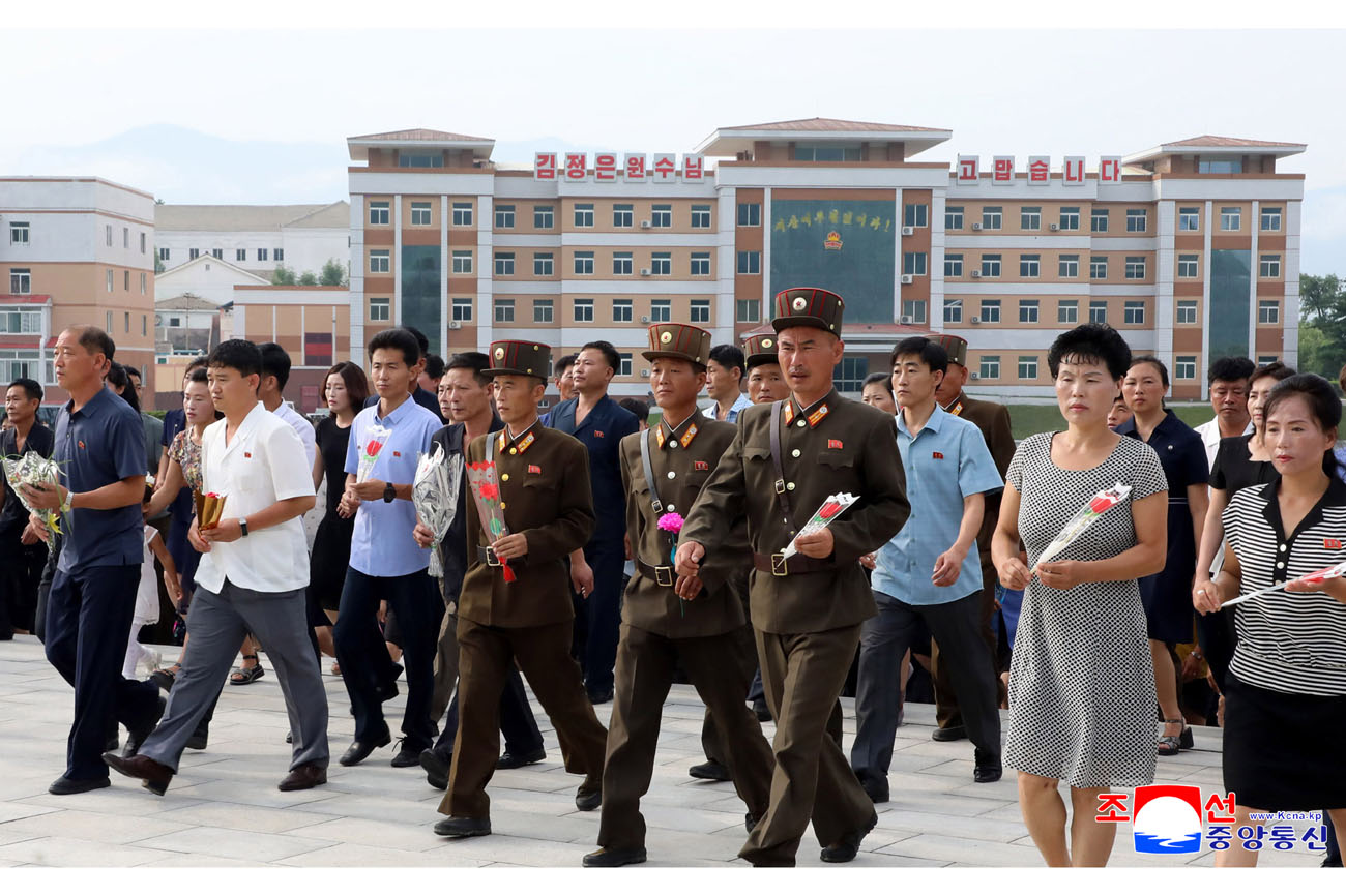 위대한 수령 김일성동지와 위대한 령도자 김정일동지의 동상에 일군들과 근로자들, 인민군장병들과 청소년학생들 꽃바구니 진정