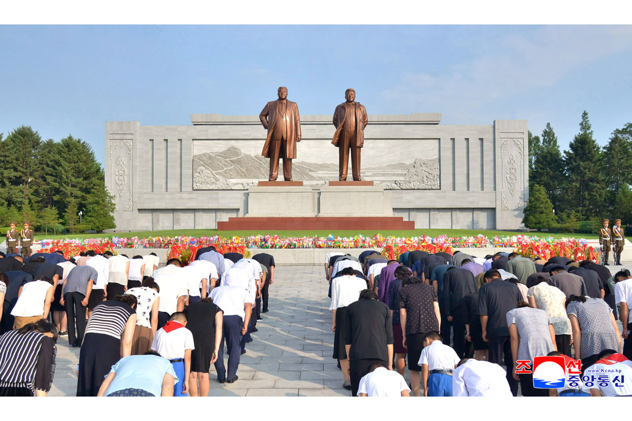 위대한 수령 김일성동지와 위대한 령도자 김정일동지의 동상에 일군들과 근로자들, 인민군장병들과 청소년학생들 꽃바구니 진정
