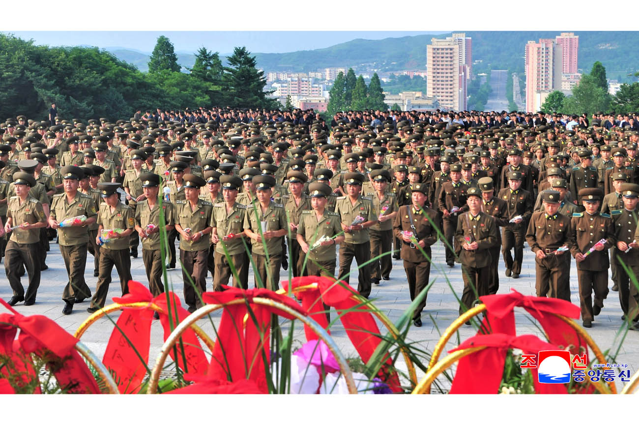 위대한 수령 김일성동지와 위대한 령도자 김정일동지의 동상에 일군들과 근로자들, 인민군장병들과 청소년학생들 꽃바구니 진정