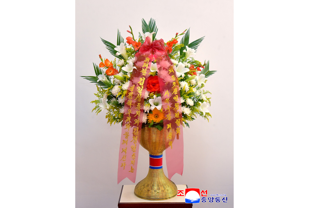 위대한 수령 김일성동지와 위대한 령도자 김정일동지의 동상에 외국의 인사들과 재중동포들이 꽃바구니를 보내여왔다