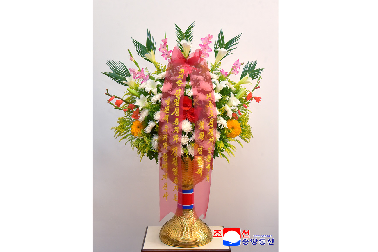 위대한 수령 김일성동지와 위대한 령도자 김정일동지의 동상에 외국의 인사들과 재중동포들이 꽃바구니를 보내여왔다