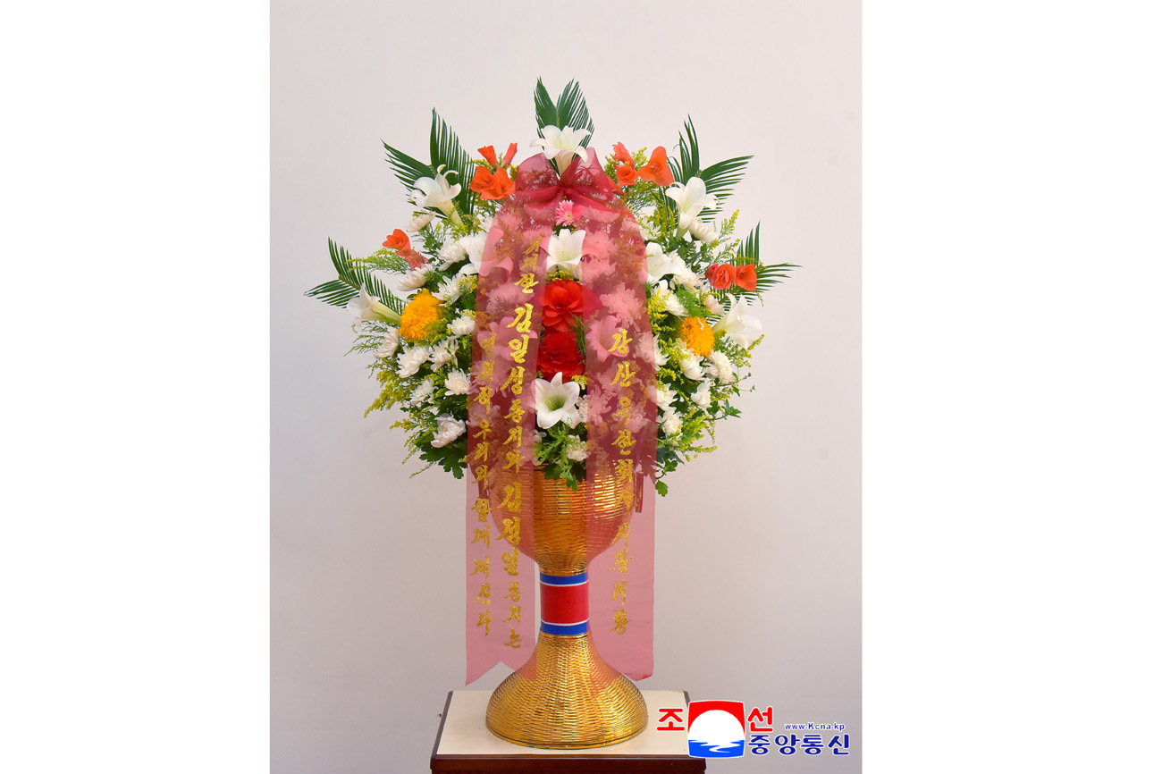 위대한 수령 김일성동지와 위대한 령도자 김정일동지의 동상에 외국의 인사들과 재중동포들이 꽃바구니를 보내여왔다