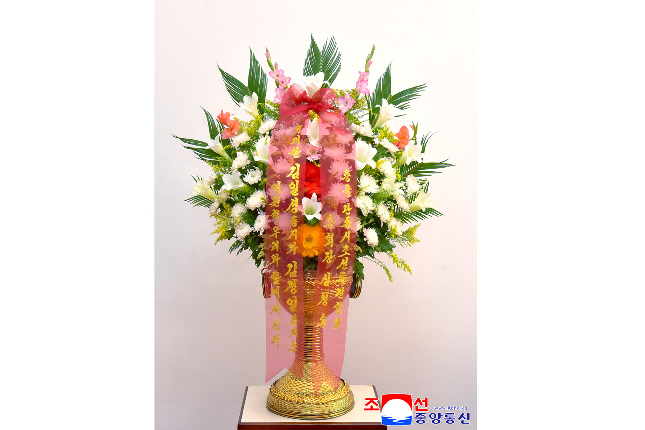위대한 수령 김일성동지와 위대한 령도자 김정일동지의 동상에 외국의 인사들과 재중동포들이 꽃바구니를 보내여왔다