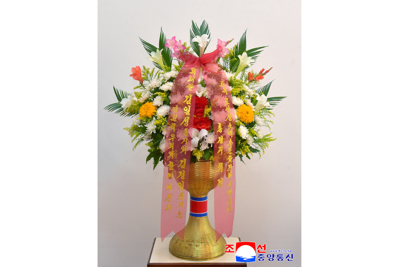 위대한 수령 김일성동지와 위대한 령도자 김정일동지의 동상에 외국의 인사들과 재중동포들이 꽃바구니를 보내여왔다