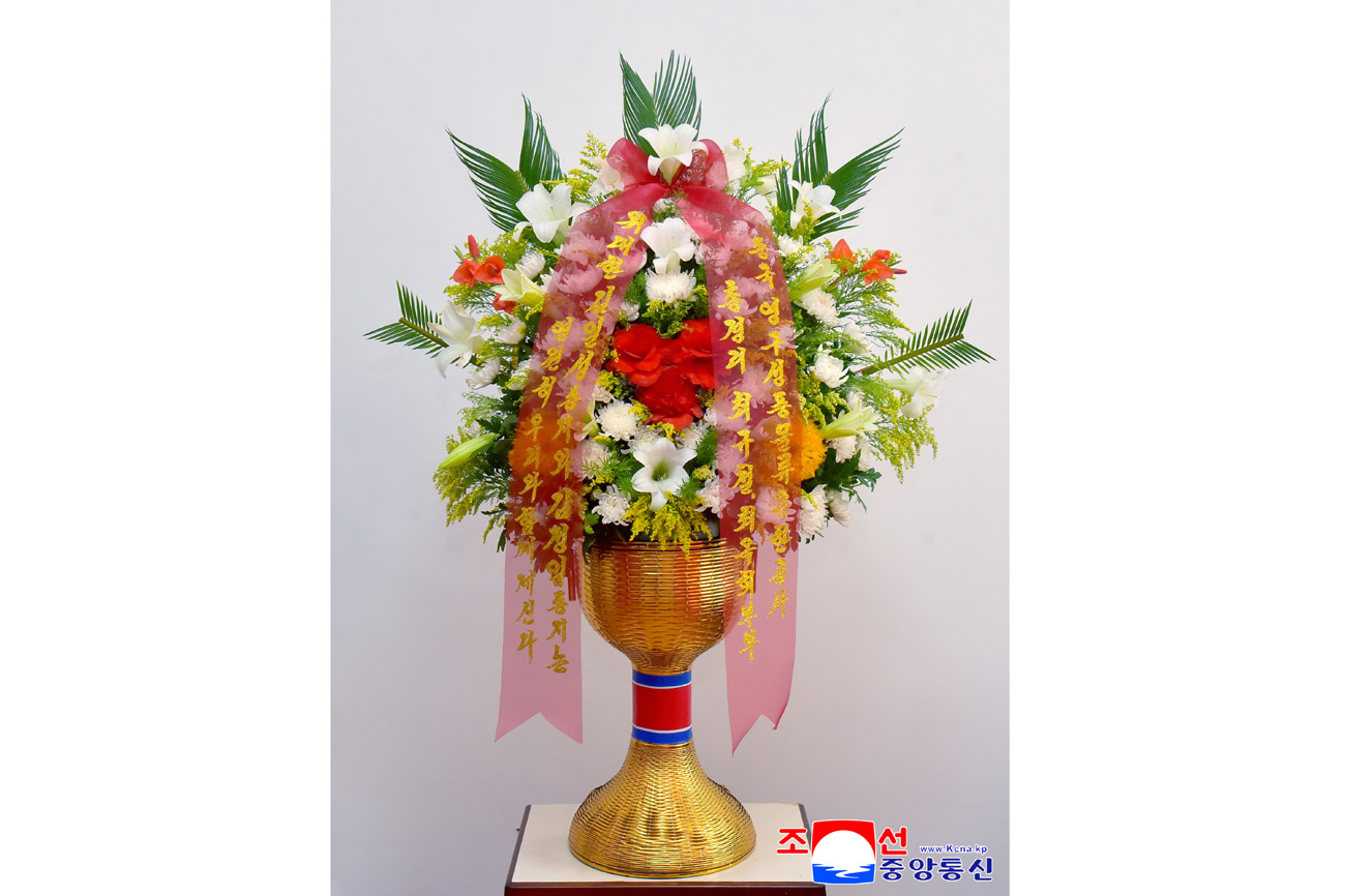 위대한 수령 김일성동지와 위대한 령도자 김정일동지의 동상에 외국의 인사들과 재중동포들이 꽃바구니를 보내여왔다