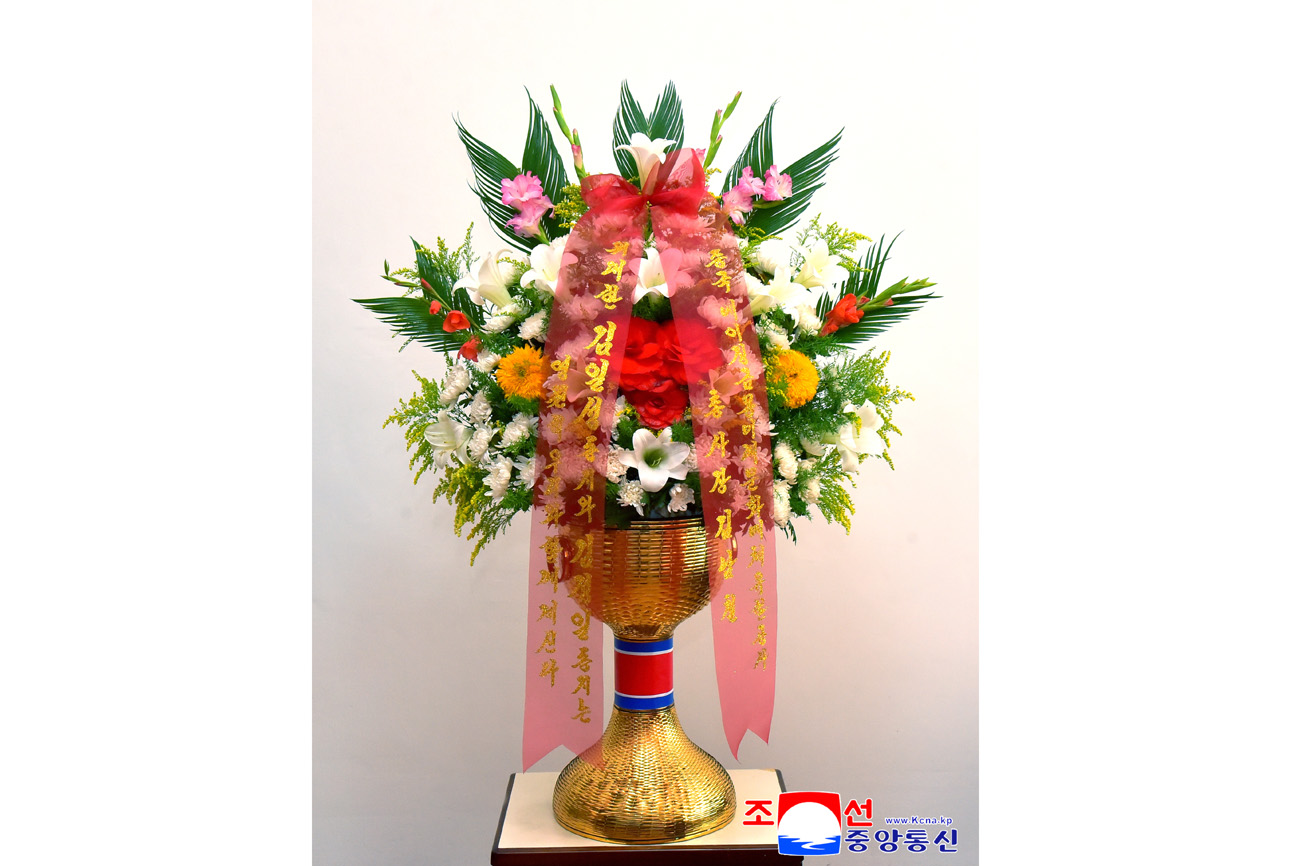 위대한 수령 김일성동지와 위대한 령도자 김정일동지의 동상에 외국의 인사들과 재중동포들이 꽃바구니를 보내여왔다