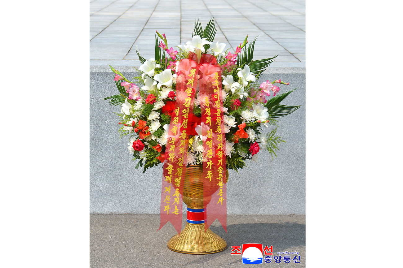 위대한 수령 김일성동지와 위대한 령도자 김정일동지의 동상에 외국의 인사들과 재중동포들이 꽃바구니를 보내여왔다
