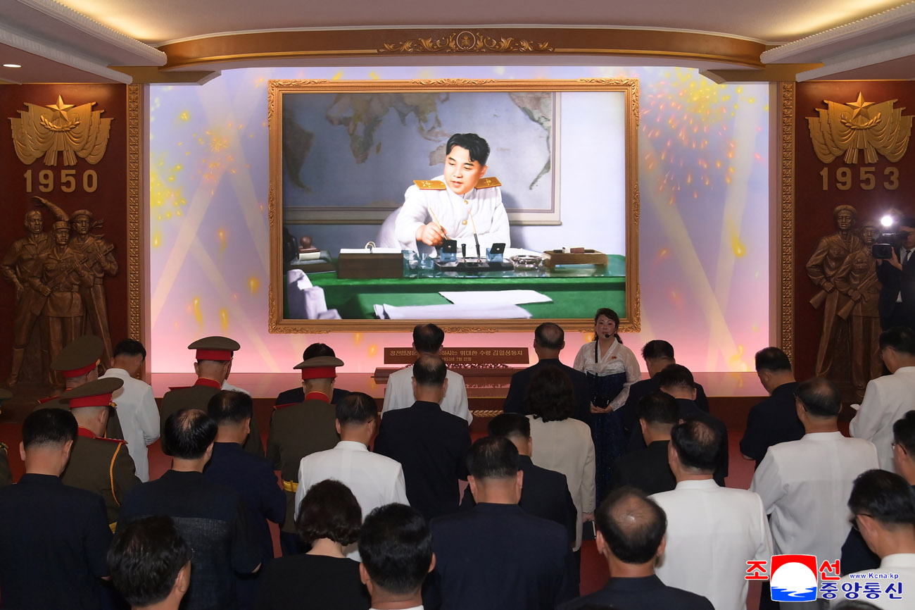 전승절에 즈음하여 당과 정부의 간부들 조국해방전쟁사적지, 전승혁명사적지 참관
