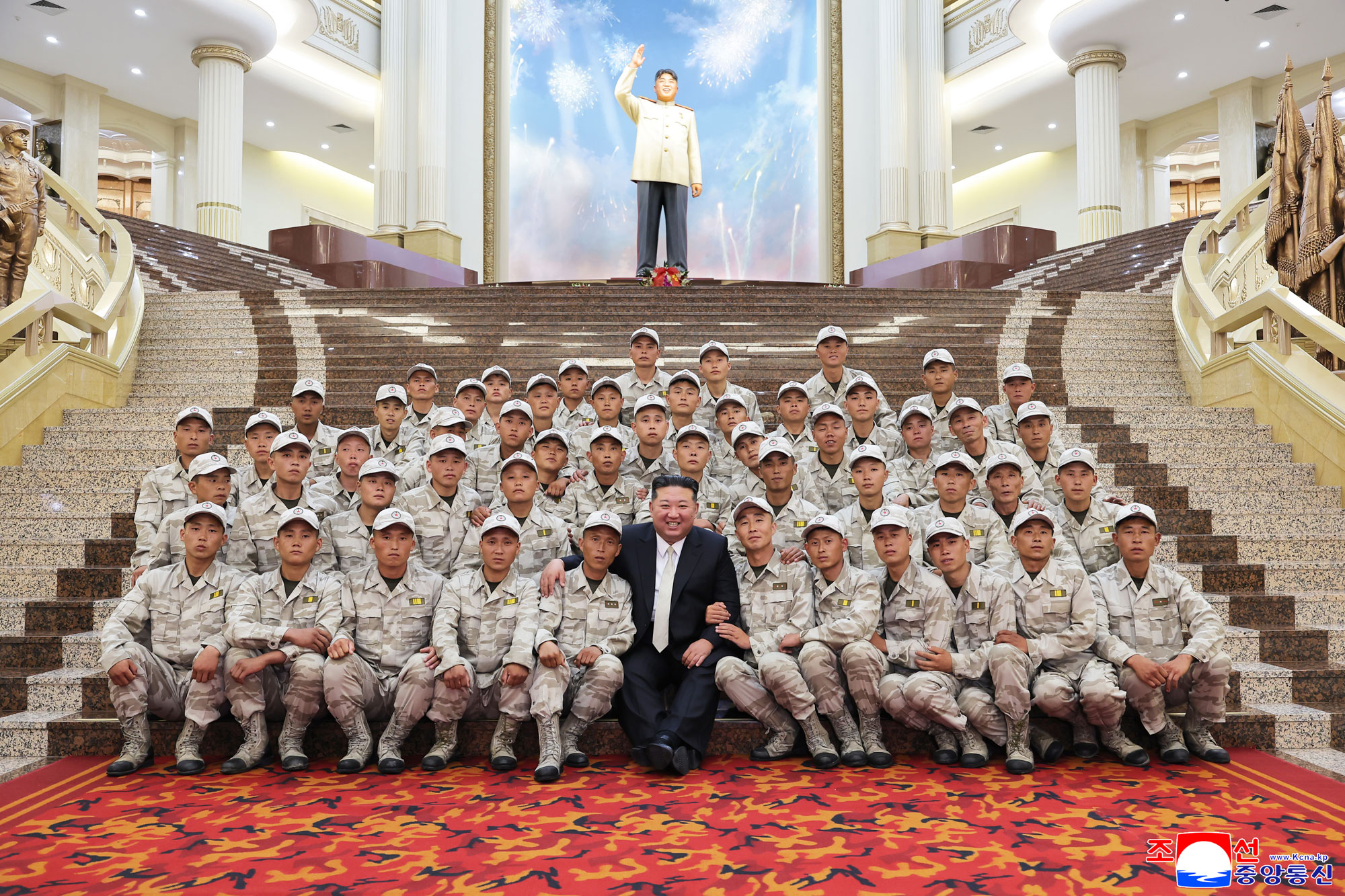 Уважаемый товарищ Ким Чен Ын
 сфотографировался на память вместе с военнослужащими артиллерийского 
подразделения 4-го корпуса КНА, специально приглашенными на торжества в 
честь Дня Победы