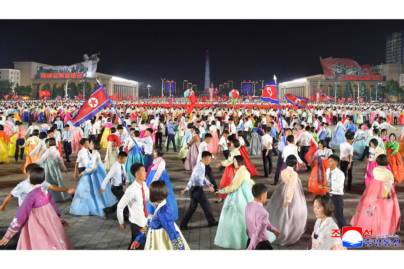조국해방전쟁승리 72돐경축 평양시청년학생들의 야회 및 축포발사 진행