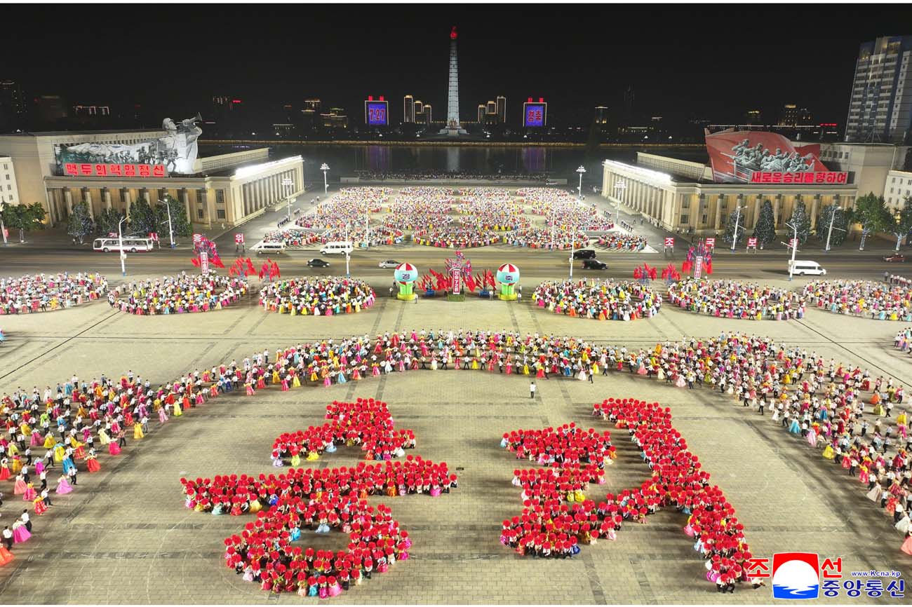 조국해방전쟁승리 72돐경축 평양시청년학생들의 야회 및 축포발사 진행