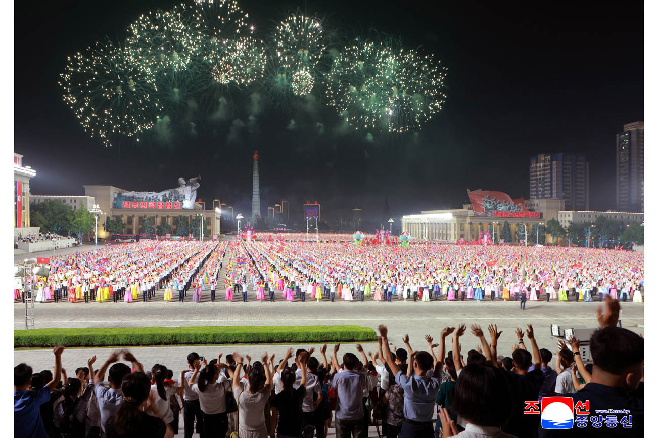 조국해방전쟁승리 72돐경축 평양시청년학생들의 야회 및 축포발사 진행