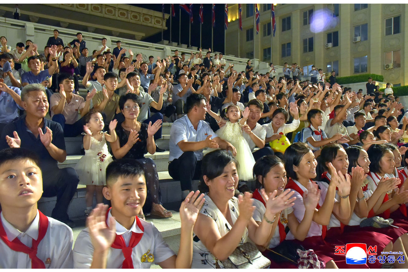 조국해방전쟁승리 72돐경축 평양시청년학생들의 야회 및 축포발사 진행