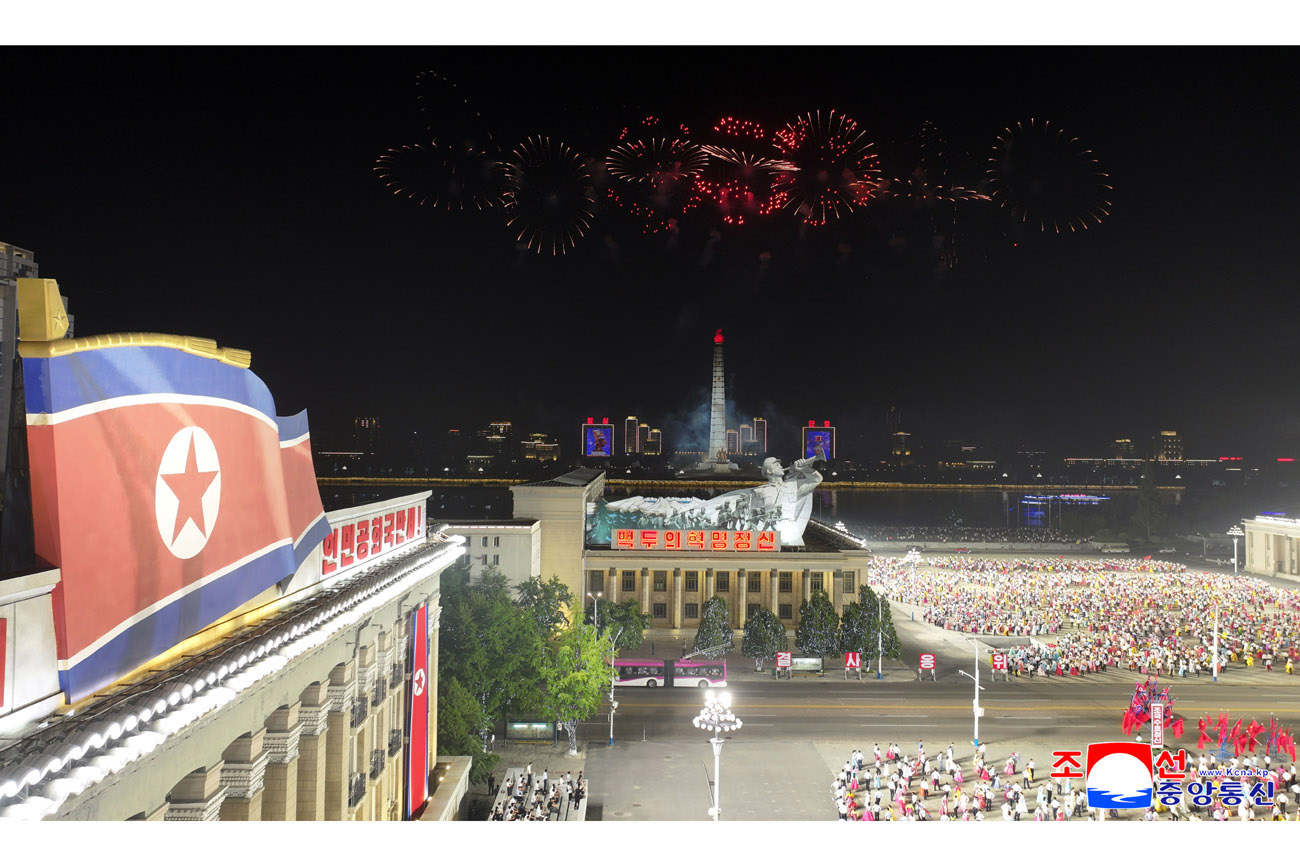 조국해방전쟁승리 72돐경축 평양시청년학생들의 야회 및 축포발사 진행