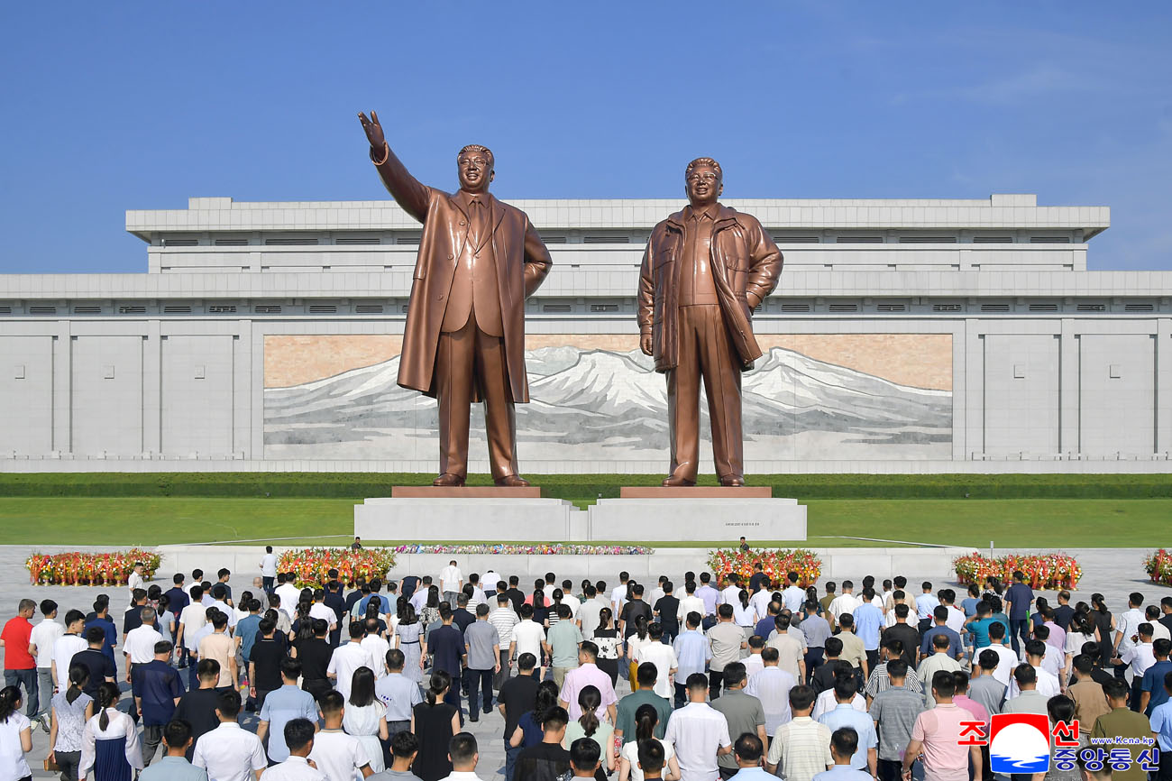 Floral tribute paid to great leaders Kim Il Sung and Kim Jong Il