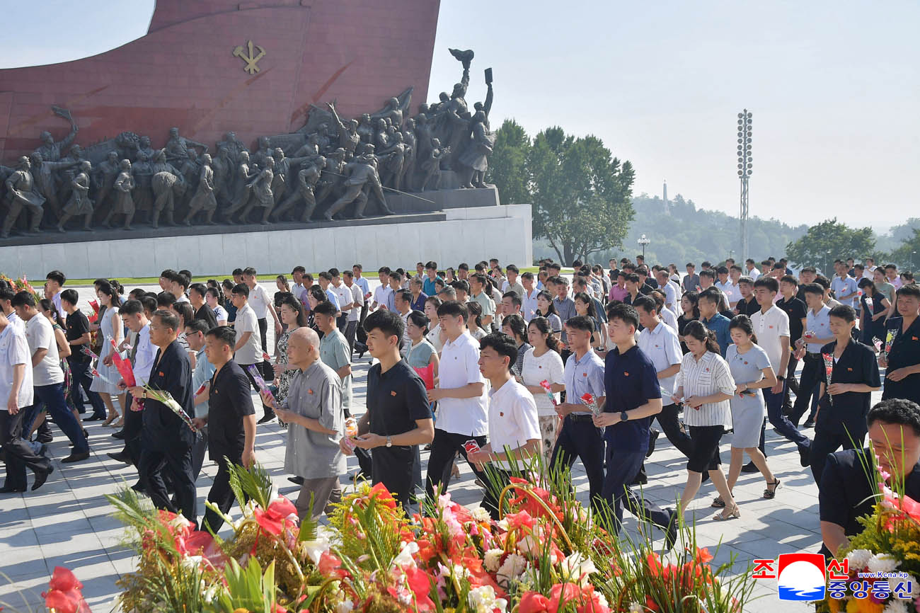 Floral tribute paid to great leaders Kim Il Sung and Kim Jong Il